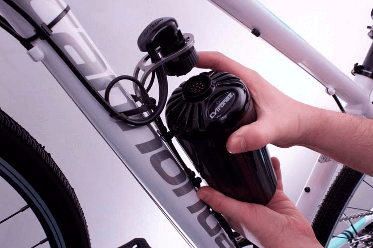 The bottle clamps quickly and easily on the bike with the patented quick connector